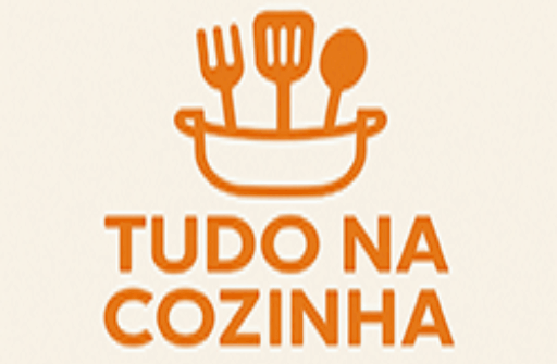 Logo Tudo na Cozinha com utensílios de cozinha em laranja dentro de uma panela e nome do site abaixo.